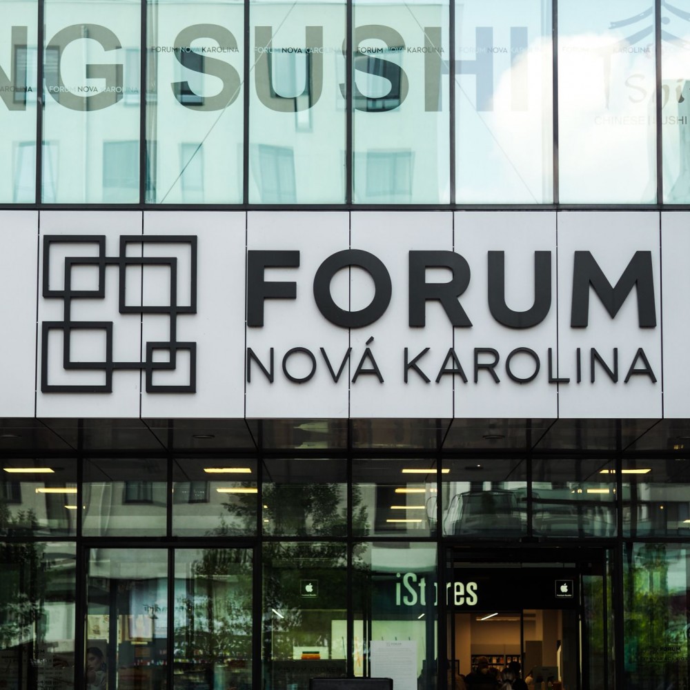 Forum Nová Karolina - světelné nápisy